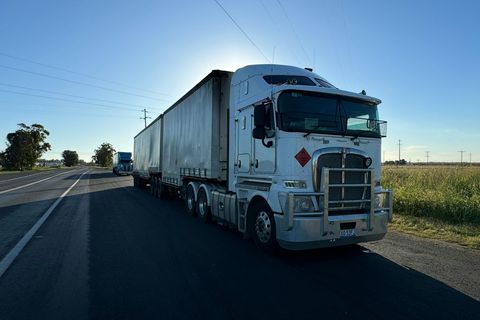 O fată de doar 15 ani a murit in timp ce aștepta autubuzul către școală. Un camion a intrat în plin în stația în care se afla